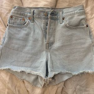 NWOT levi shorts